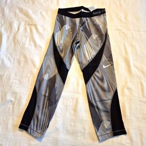 Nike Pro women's Medium gray black & white cropped leggings, VGUC
